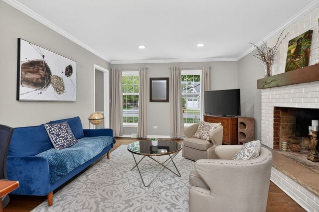 305 Tanglewood Lane, Naperville, IL 60563
