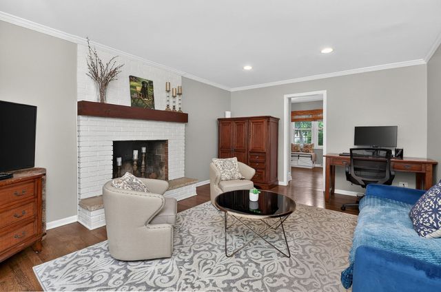 305 Tanglewood Lane, Naperville, IL 60563