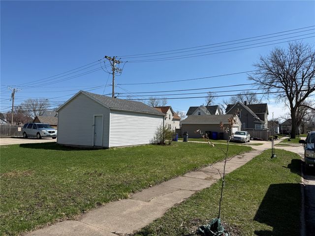 927 F Avenue NW, Cedar Rapids, IA 52405