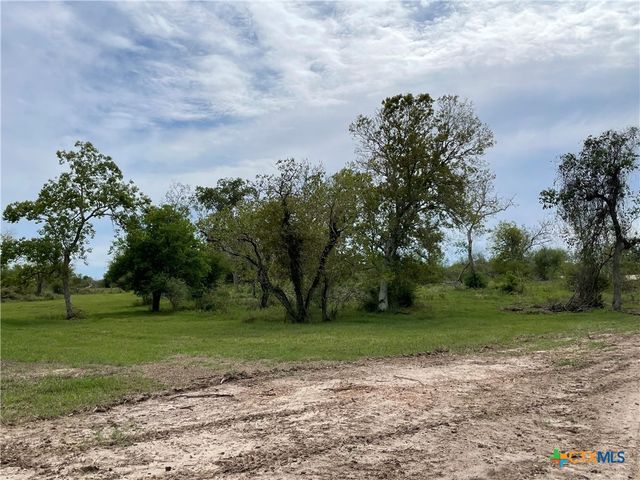 573 Robinhood Rd., Victoria, TX 77905