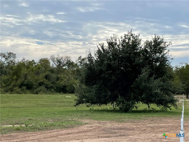 573 Robinhood Rd., Victoria, TX 77905