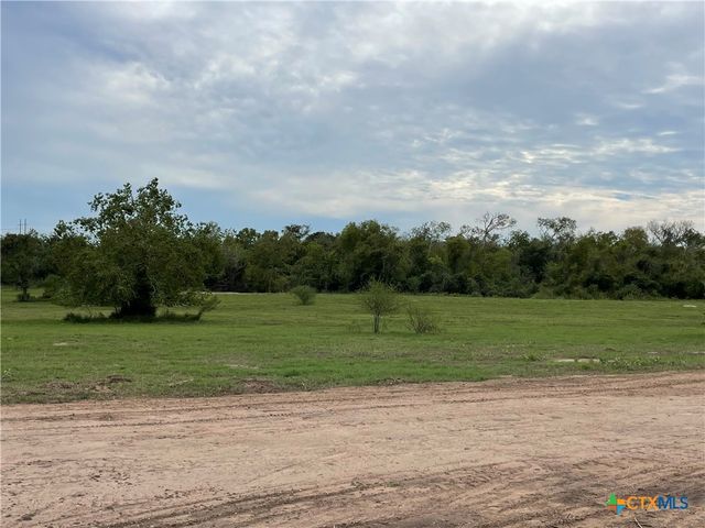 573 Robinhood Rd., Victoria, TX 77905
