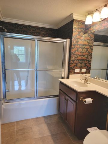 49 Old Frankfort Way 210, Frankfort, IL 60423