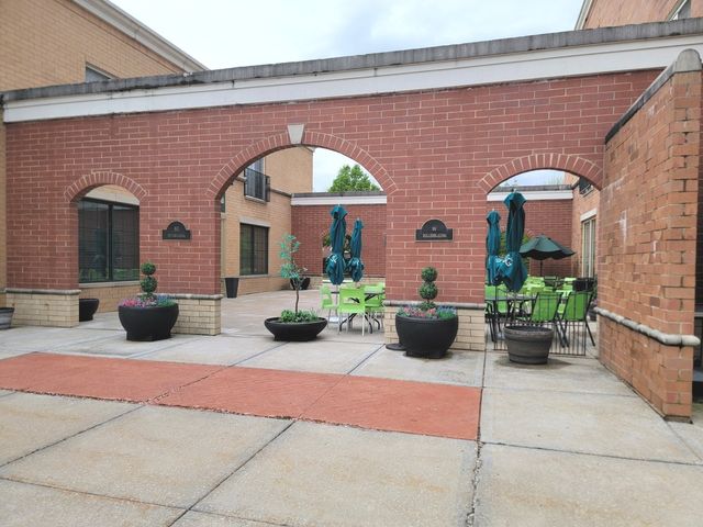 49 Old Frankfort Way 210, Frankfort, IL 60423