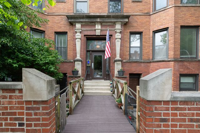 1048 W Byron Street 1E, Chicago, IL 60613