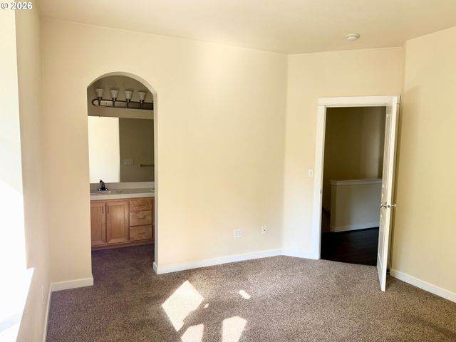 2608 Sw HUME Ct, Portland, OR 97219