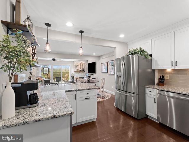 102 DORAL DR, Blackwood, NJ 08012