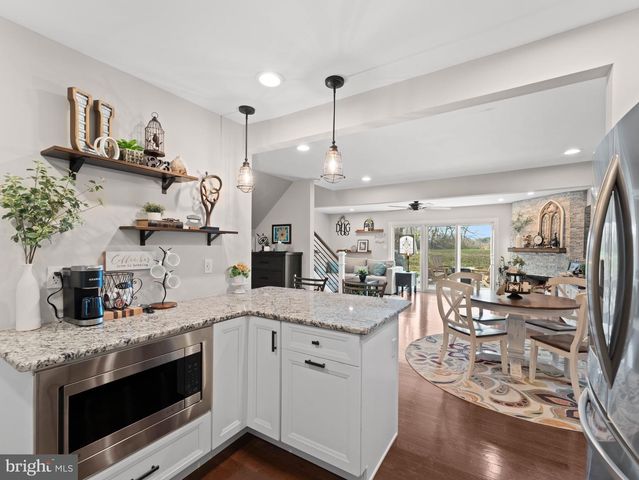 102 DORAL DR, Blackwood, NJ 08012