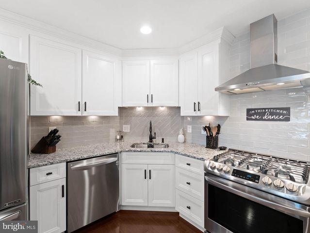 102 DORAL DR, Blackwood, NJ 08012