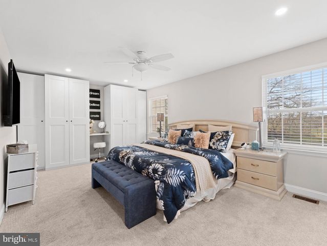 102 DORAL DR, Blackwood, NJ 08012