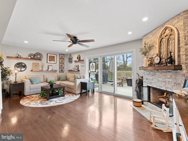 102 DORAL DR, Blackwood, NJ 08012