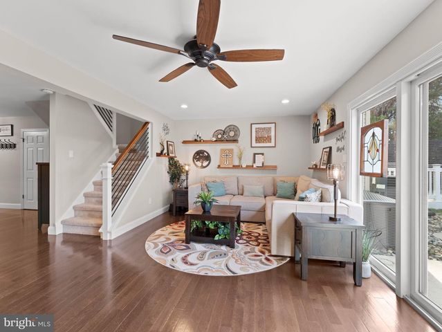 102 DORAL DR, Blackwood, NJ 08012