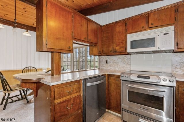 6 Partridge Trl, Kinnelon Boro, NJ 07405