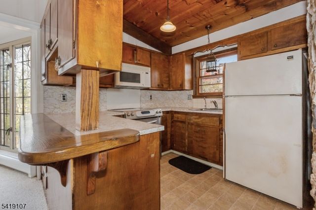 6 Partridge Trl, Kinnelon Boro, NJ 07405