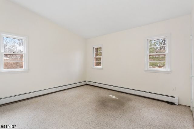 6 Partridge Trl, Kinnelon Boro, NJ 07405