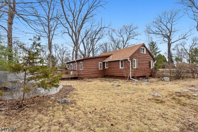 6 Partridge Trl, Kinnelon Boro, NJ 07405