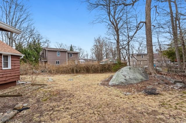 6 Partridge Trl, Kinnelon Boro, NJ 07405