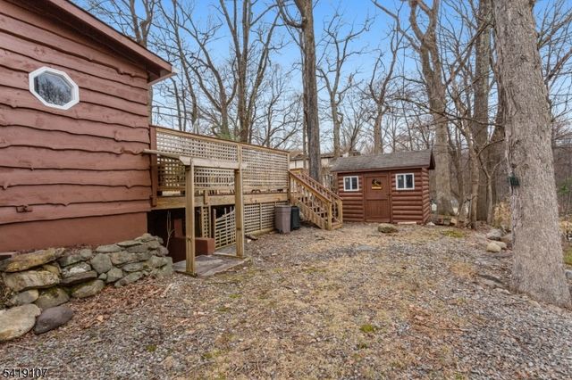 6 Partridge Trl, Kinnelon Boro, NJ 07405