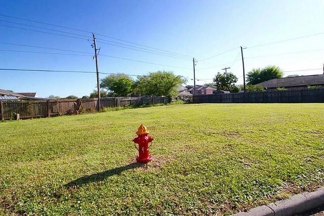 8802 Shiloh Avenue, Texas City, TX 77591