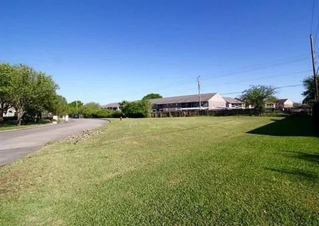 8802 Shiloh Avenue, Texas City, TX 77591