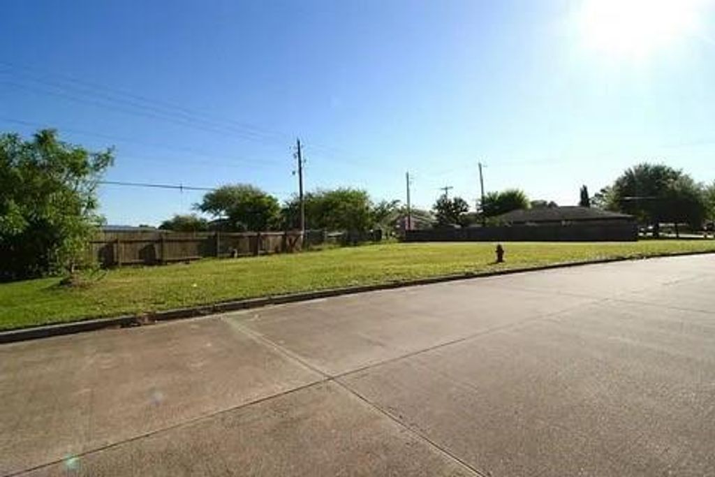 8802 Shiloh Avenue, Texas City, TX 77591