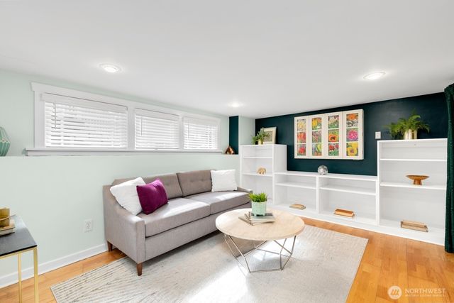 410 N 46th Street, Seattle, WA 98103