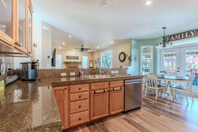 3059 Sycamore Way, Medford, OR 97504