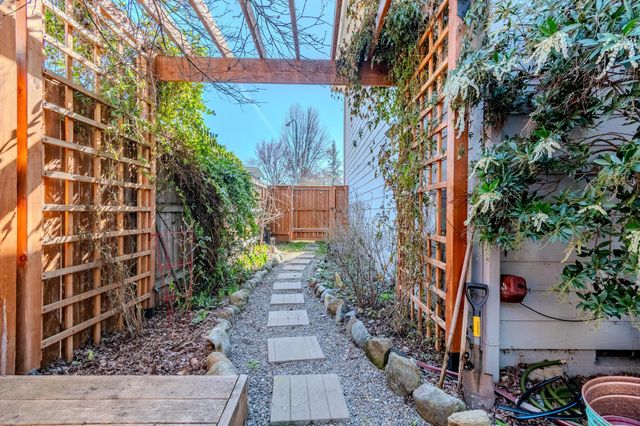 3059 Sycamore Way, Medford, OR 97504