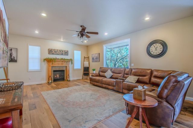 3059 Sycamore Way, Medford, OR 97504