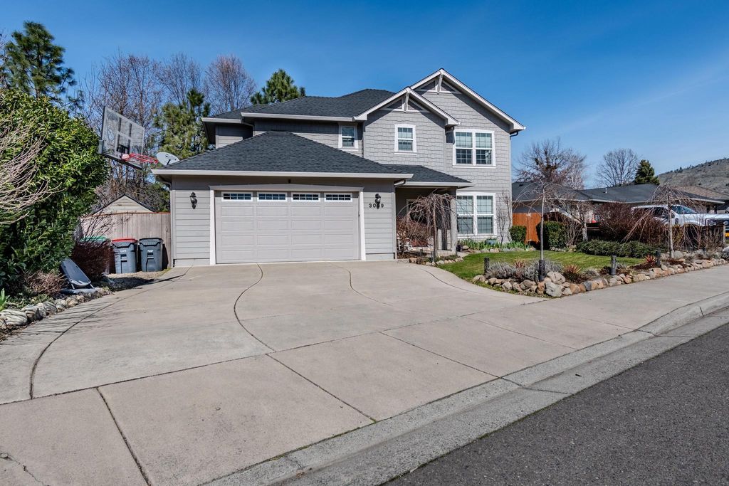 3059 Sycamore Way, Medford, OR 97504