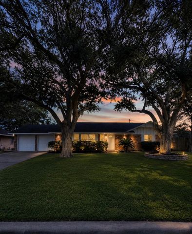 13227 James Lane, Stafford, TX 77477