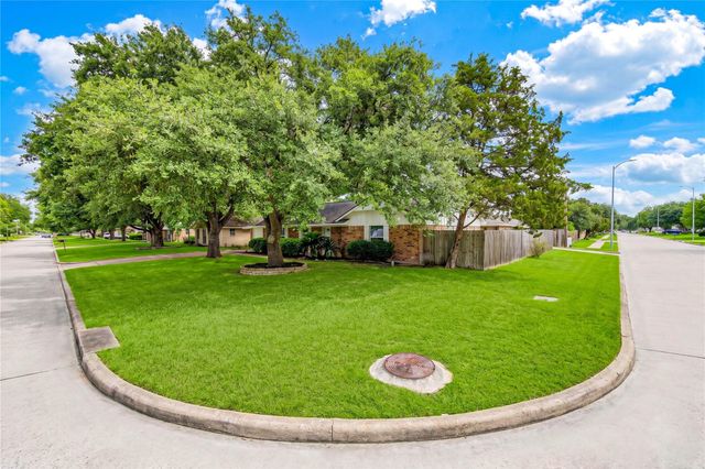 13227 James Lane, Stafford, TX 77477