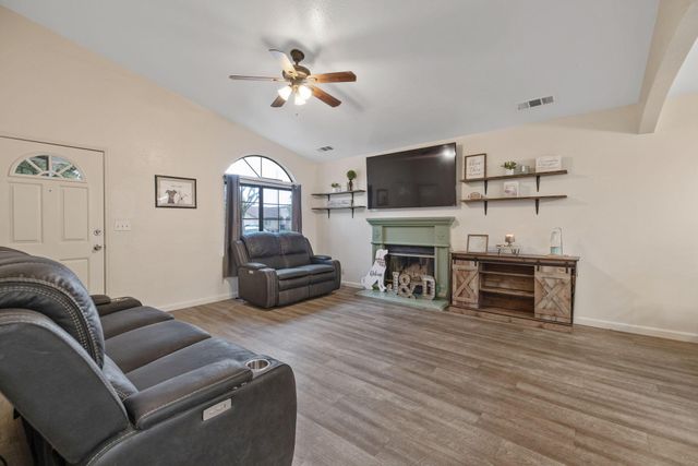 1903 Henshaw Avenue, Tulare, CA 93274