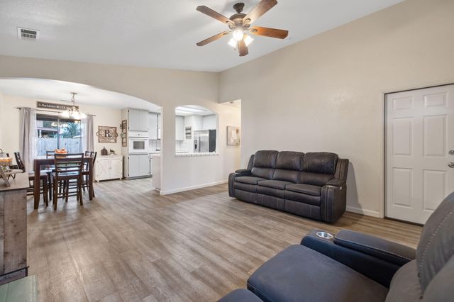 1903 Henshaw Avenue, Tulare, CA 93274