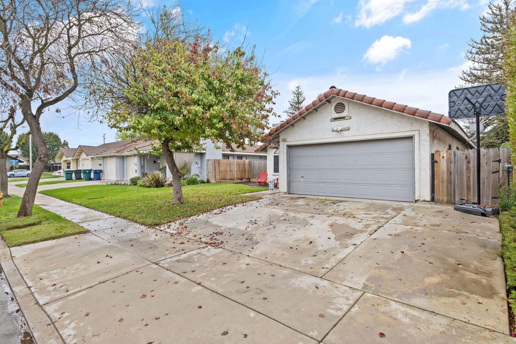 1903 Henshaw Avenue, Tulare, CA 93274