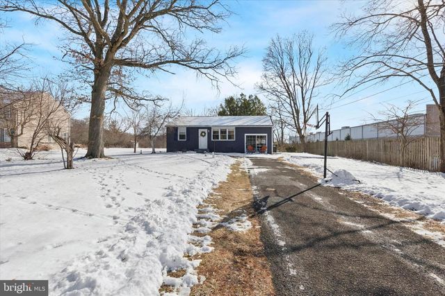 15 MAPLE AVE, Line Lexington, PA 18932