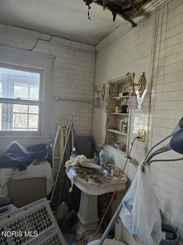 2229 Parkwood Avenue, Toledo, OH 43620