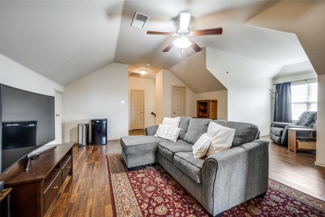 5100 Crystal Lake Avenue, Krum, TX 76249