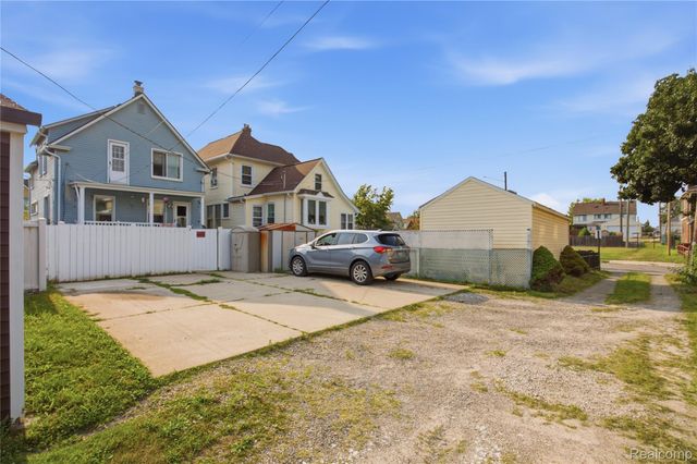 1911 2nd Street, Wyandotte, MI 48192