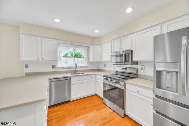 39 Balsam Ct, Hillsborough Twp., NJ 08844
