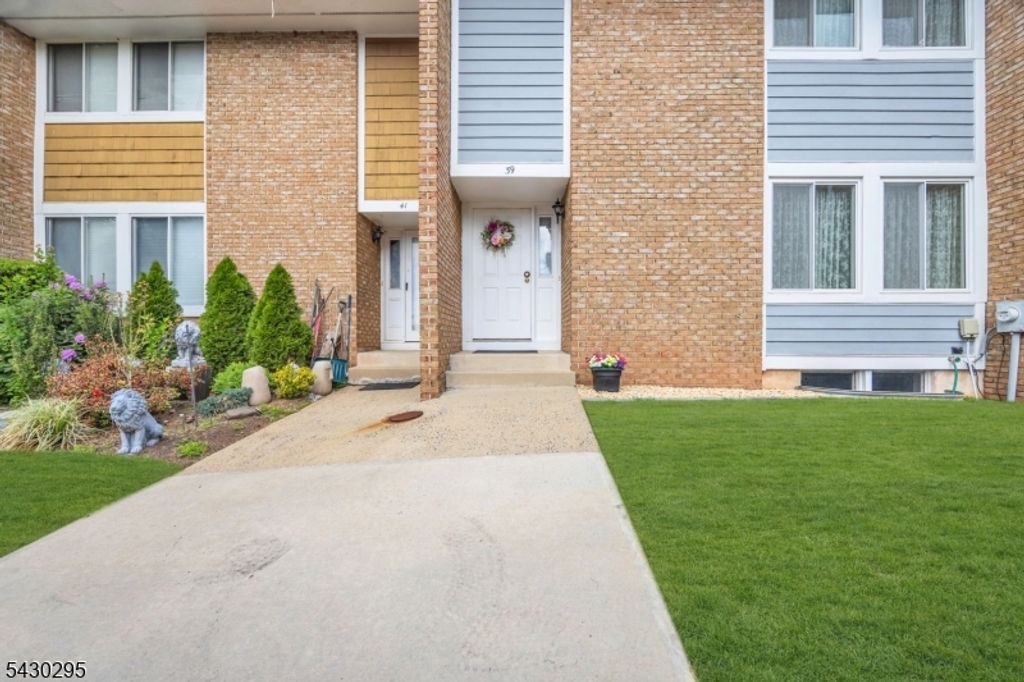 39 Balsam Ct, Hillsborough Twp., NJ 08844