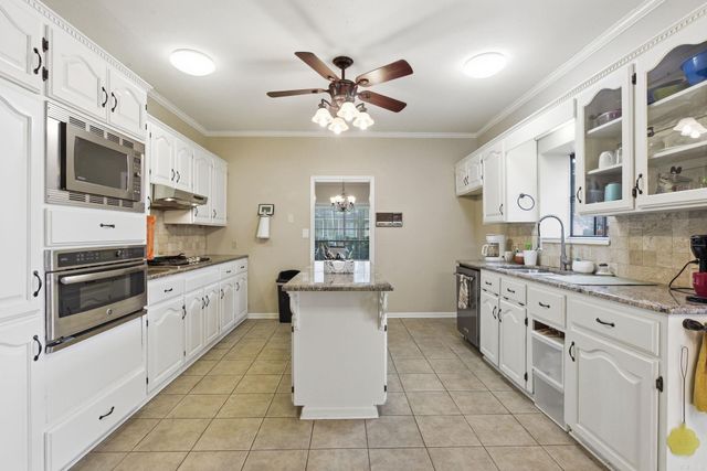 208 Summerfield Dr., Bryant, AR 72022