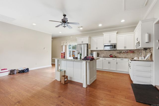 208 Summerfield Dr., Bryant, AR 72022