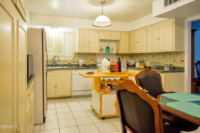 121 FOUNTAIN Road, El Paso, TX 79912
