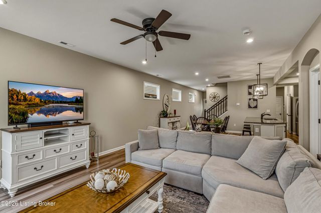 10048 Windcrest Farms Ln, Louisville, KY 40291