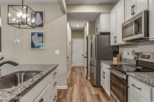 10048 Windcrest Farms Ln, Louisville, KY 40291
