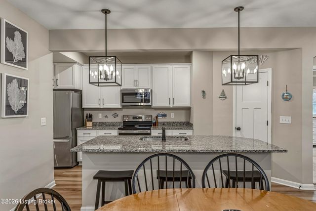 10048 Windcrest Farms Ln, Louisville, KY 40291