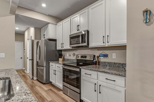 10048 Windcrest Farms Ln, Louisville, KY 40291