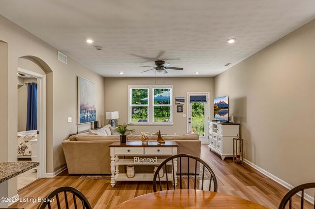 10048 Windcrest Farms Ln, Louisville, KY 40291