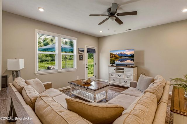 10048 Windcrest Farms Ln, Louisville, KY 40291